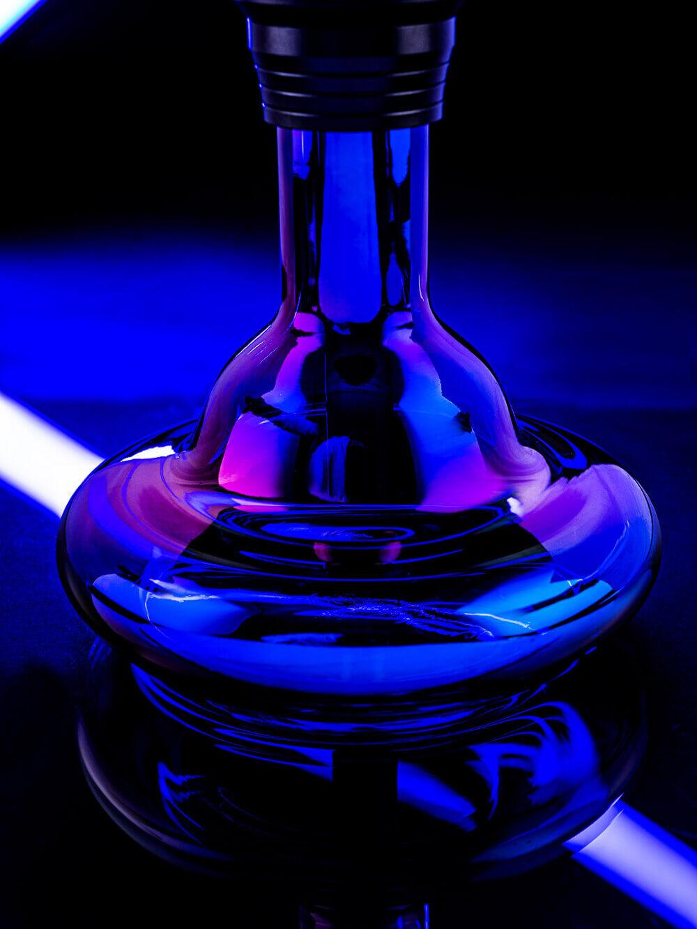 Dschinni Pico Black Purple Rain Shisha Bowl auf dunklem Hintergrund