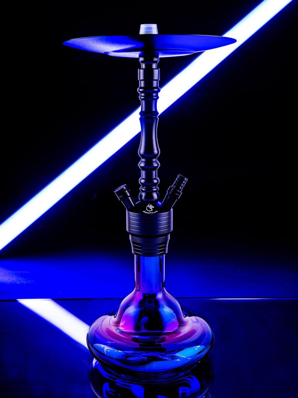 Dschinni Pico Black Purple Rain Shisha auf dunklem Hintergrund