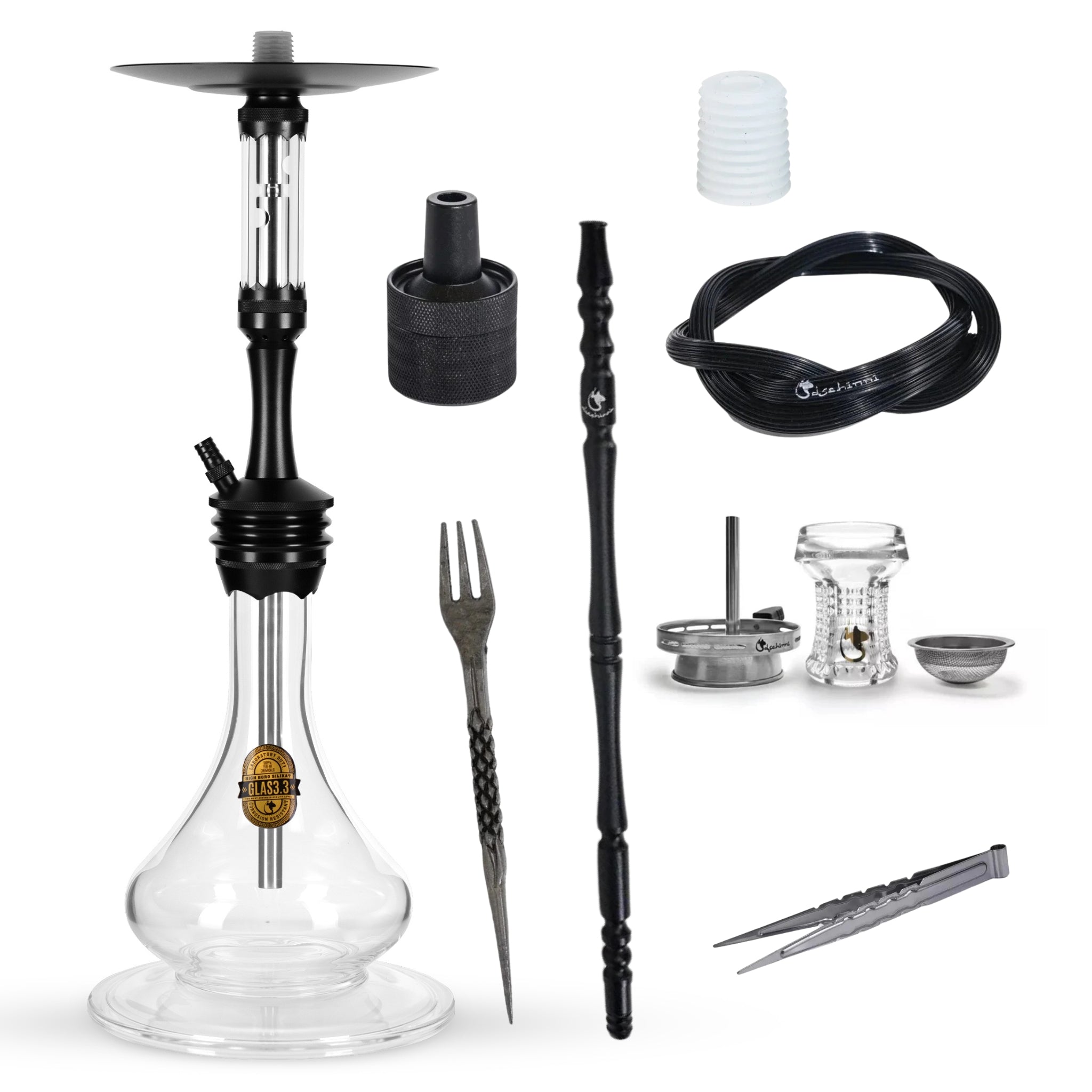 Dschinni Foxx Schwarz Shisha Set L mit Candyhose Schwarz, Aluminium Mundstück Schwarz, Glaskopf Nero mit Kaminaufsatz Vulcan Air, Spitzzange Silber, Tabakgabel und Kopfadapter mit Silikonkopfdichtung auf weißem Hintergrund